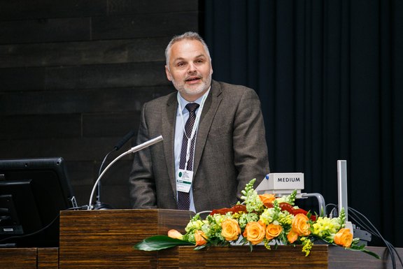 Gernot Brunner, president of the Austrian HPH network, welcomes the participants to Vienna. 