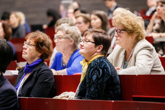 The audience listens to the inspiring keynote. 