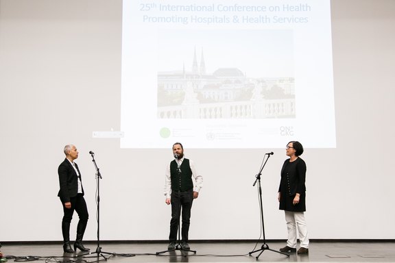 The Trio Oanano opened the first plenary and thus the conference with some Alpine yodelling. 