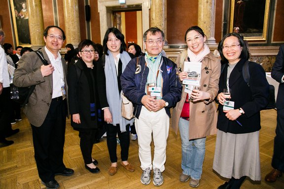 A group from Taiwan feels comfortable in Vienna. 