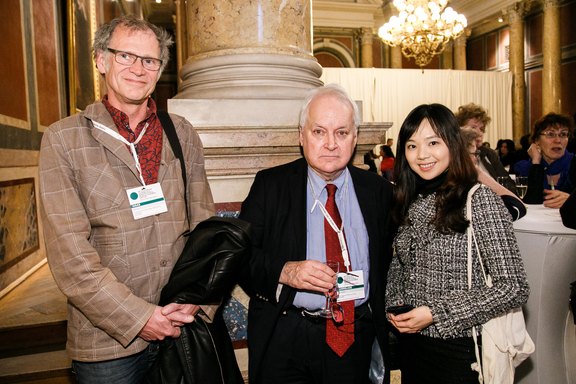 Willi Haas and Richard Alderslade take the opportunity to network at the welcome reception. 